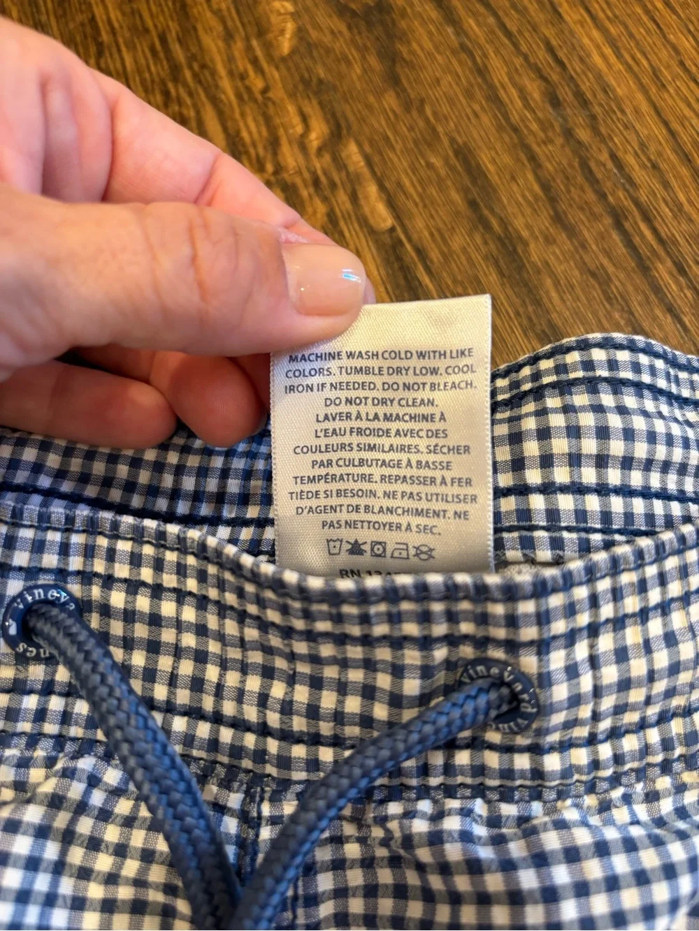 Vineyard Vines men’s swim trunks embroidered whales size LaRGE